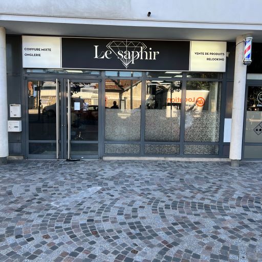 Vue de face du salon de coiffure Le Saphir choisy le roi